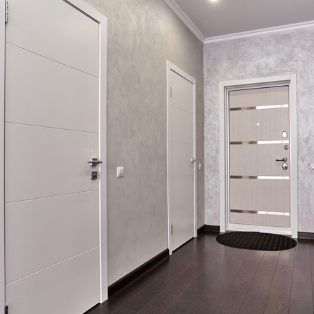 Белые двери в интерьере