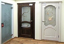 выставка дверей в магазине